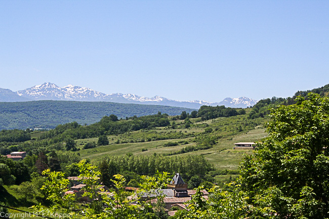 Bild: Blick auf die Pyrenäengipfel von Burgruine Puivert