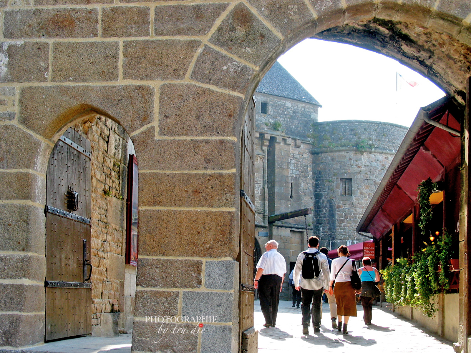 Bild: in den Straßen von Mont-Saint-Michel 