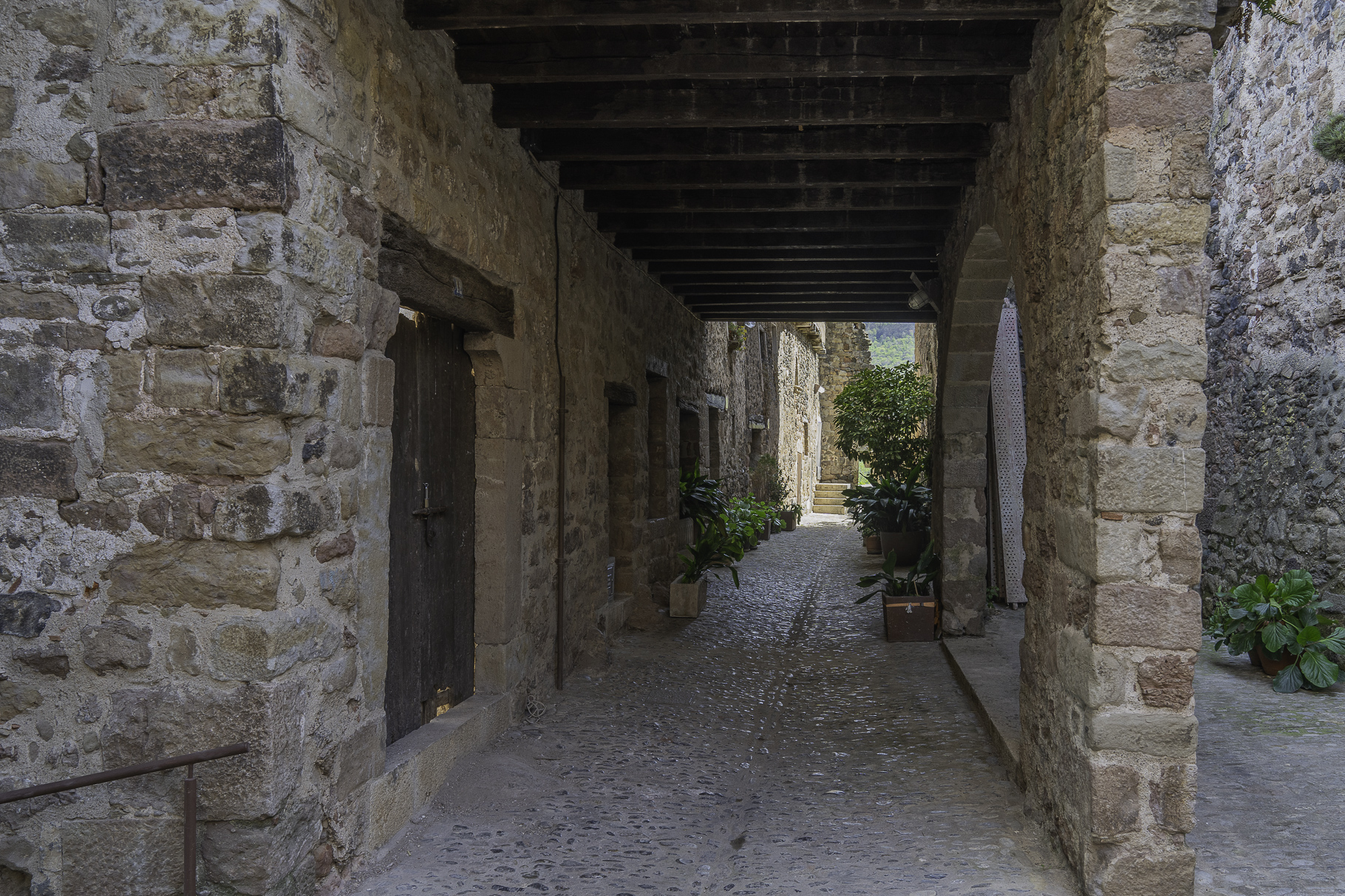 Enge Gassen bei einem Spaziergang durch Santa Pau