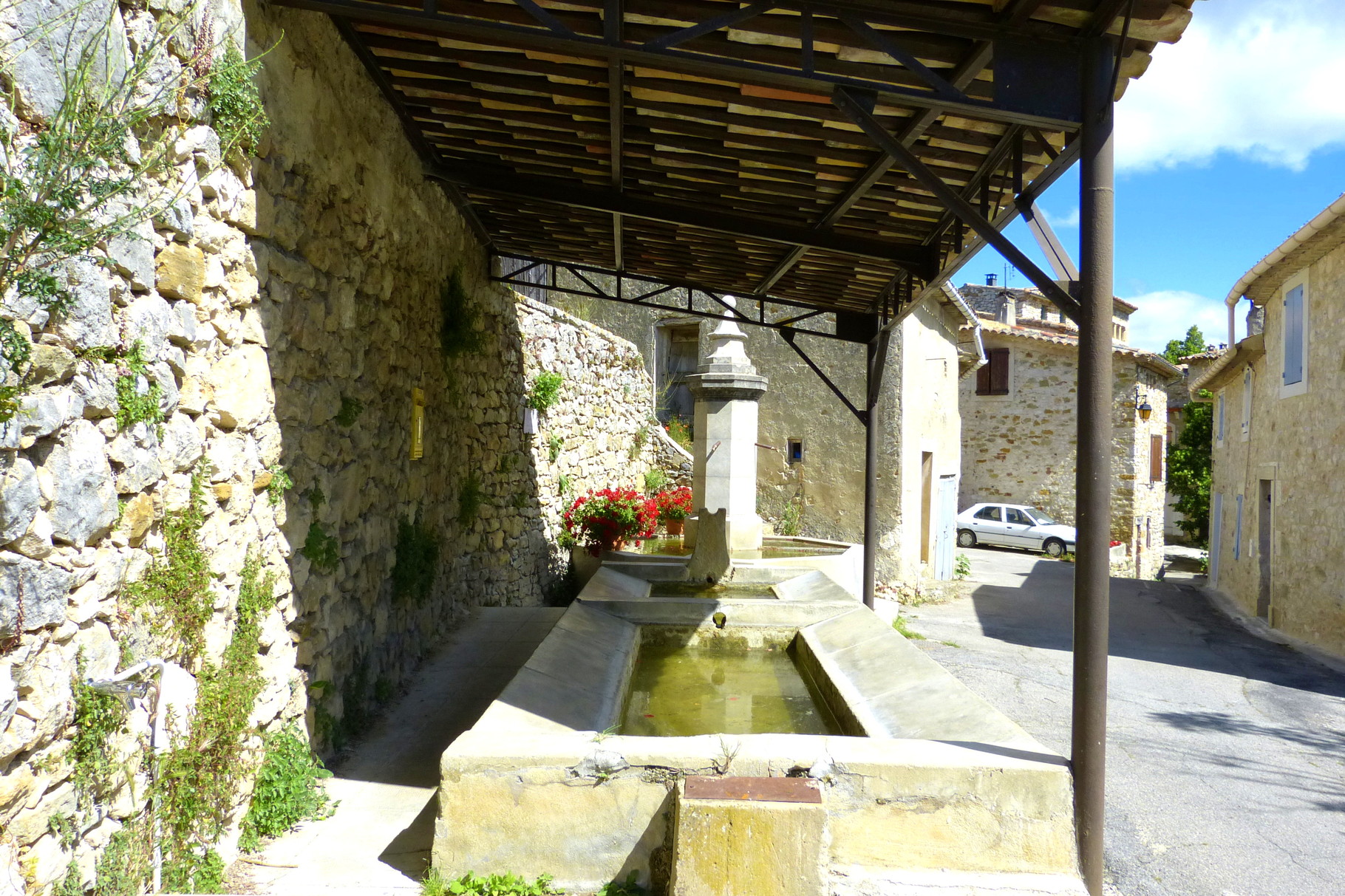 Bild: öffentlicher Waschplatz mit Brunnen in Oppedette