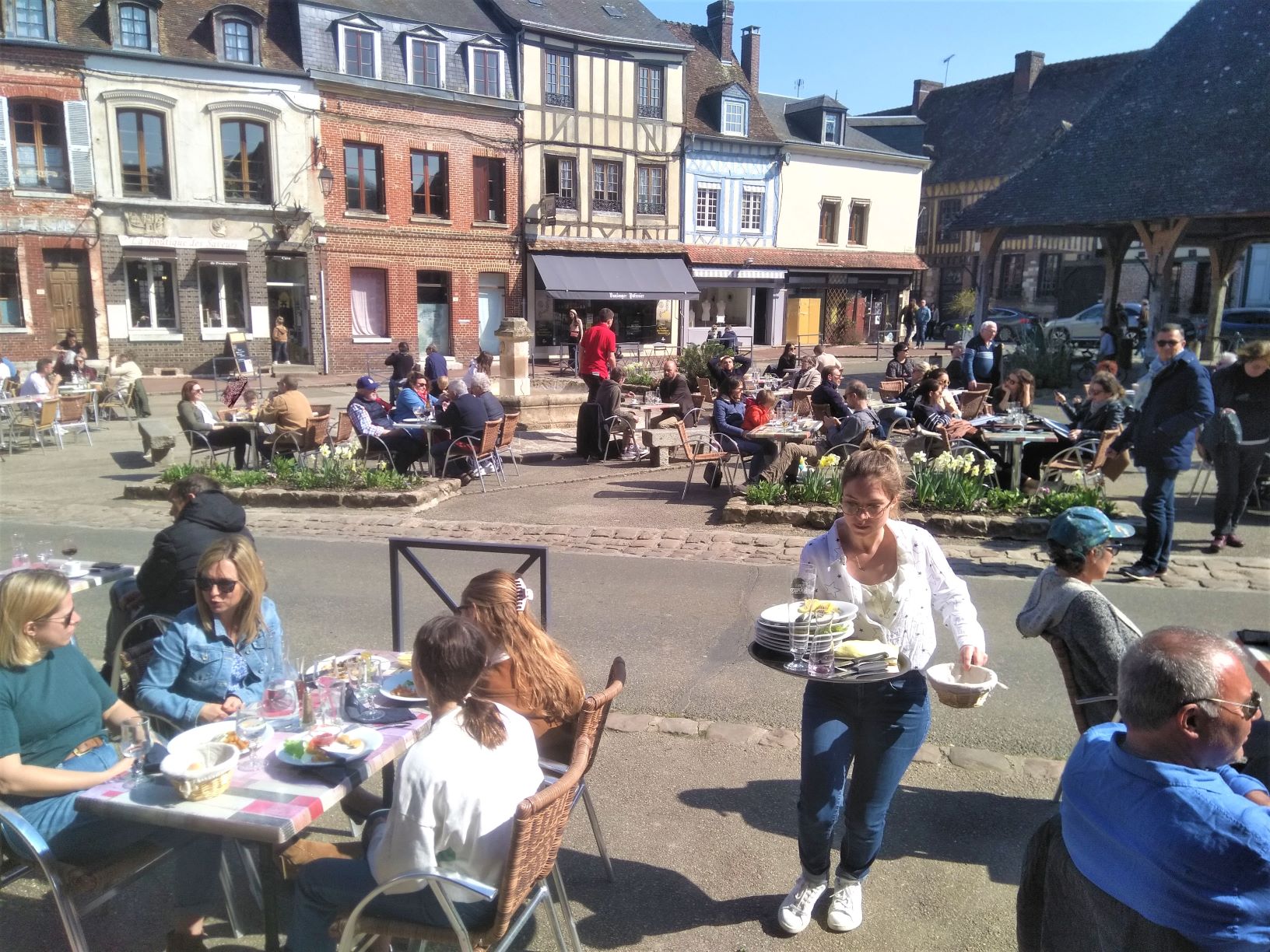 Bild: Rund um die Markhalle in Lyons-la-Forêt (Foto: Jürgen Friedrich)