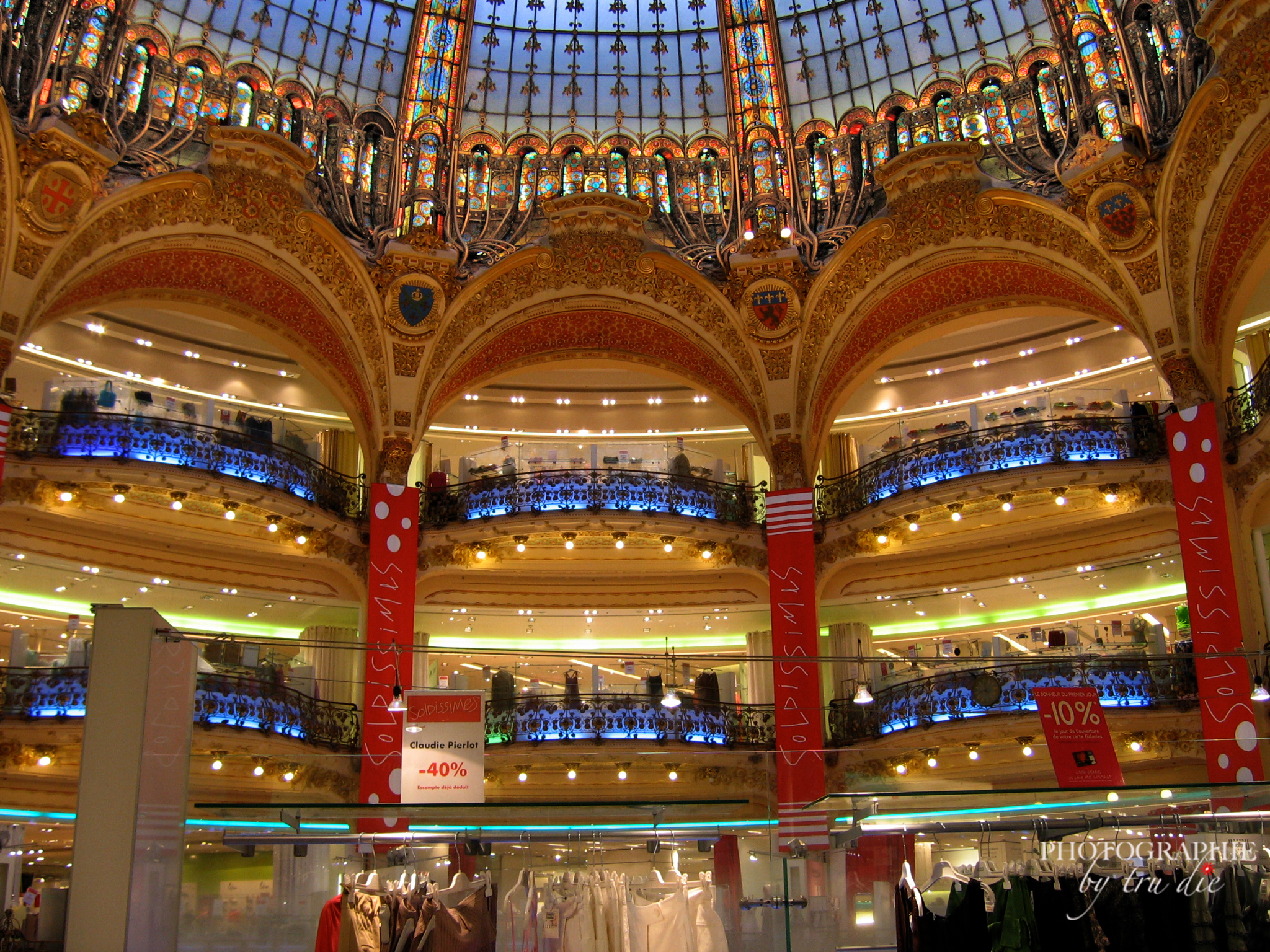 Bild: Galeries Lafayette mit Blick in die Kuppel und Galerien, Paris