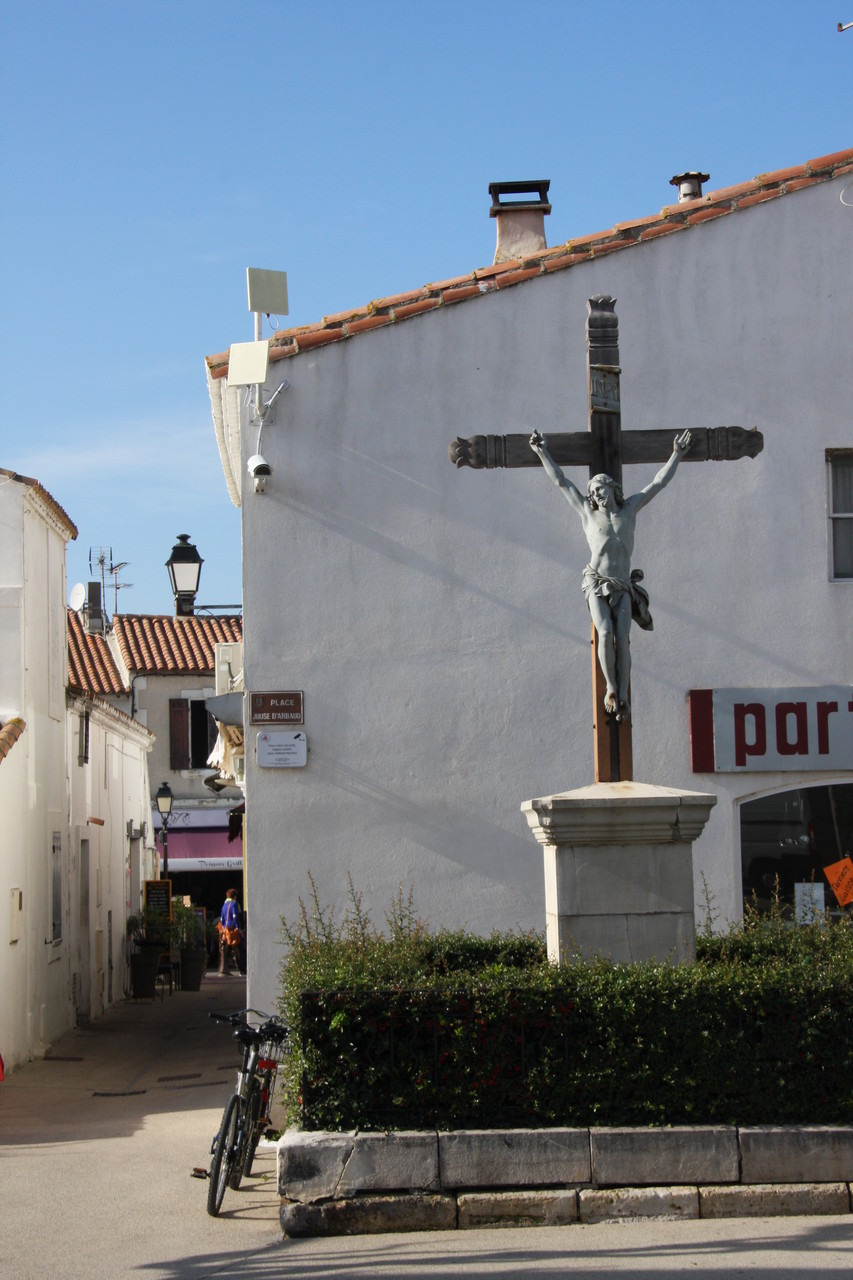 Bild: Kreuz vor der Kirche von Saintes-Maries-de-la-Mer