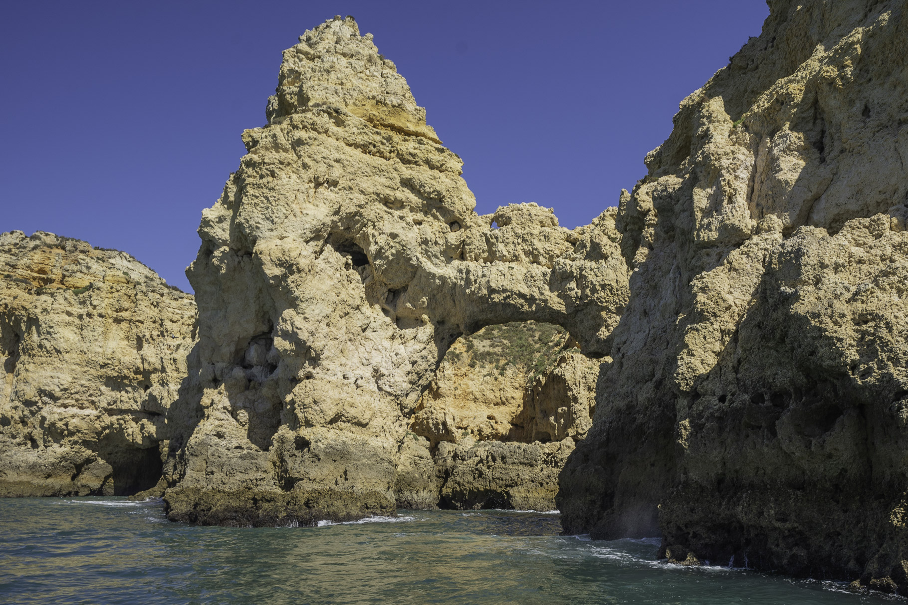 Bild: Bootstour zu der Felsenküste bei Lagos an der Algarve 