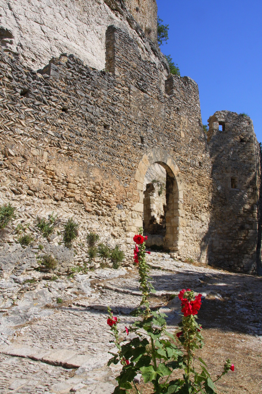 Bild: Tor der Ummauerung von Saint-Saturnin-les-Apt