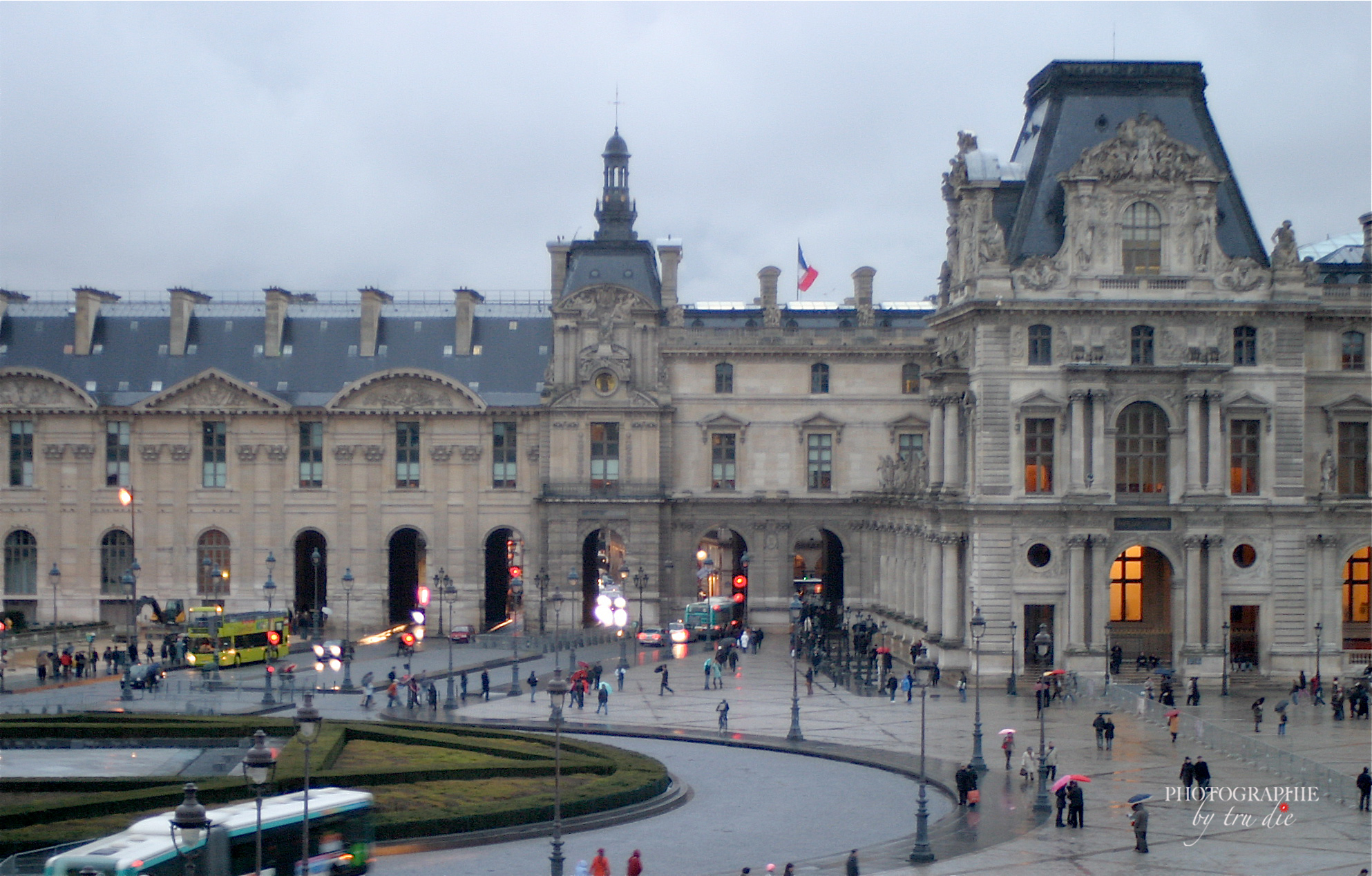 Bild: Louvre Paris mit Glaspyramide  