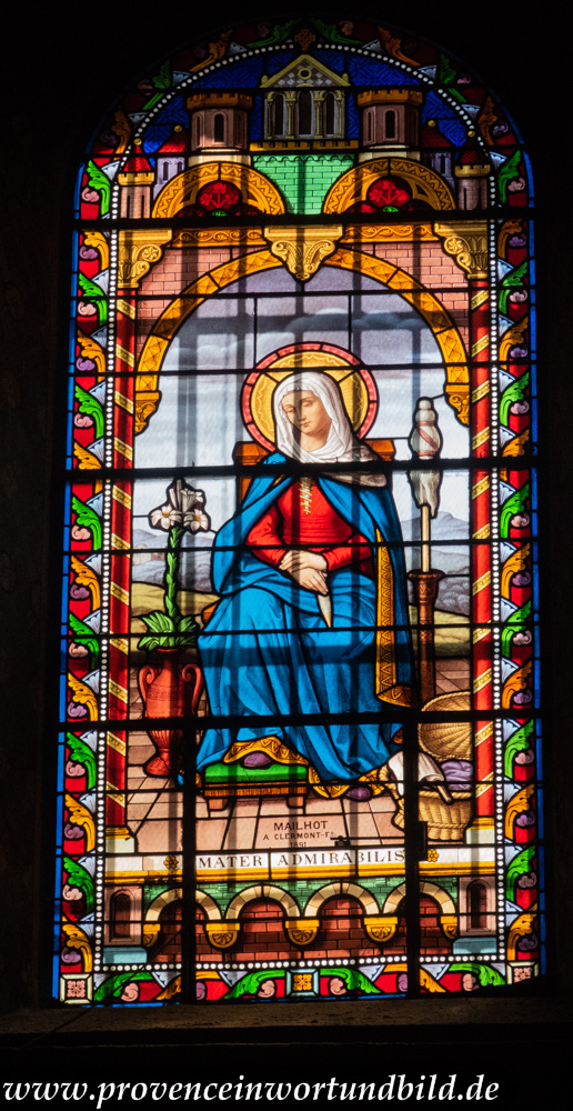 Bild: Fenster der Cathédrale Notre-Dame in Orange 