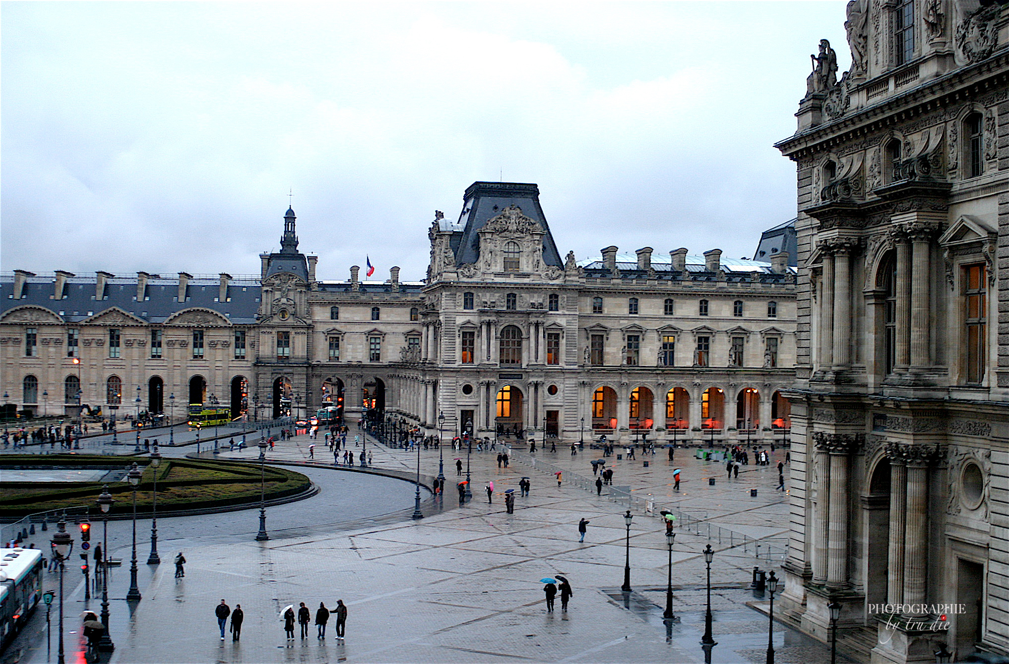 Bild: Louvre Paris mit Glaspyramide  