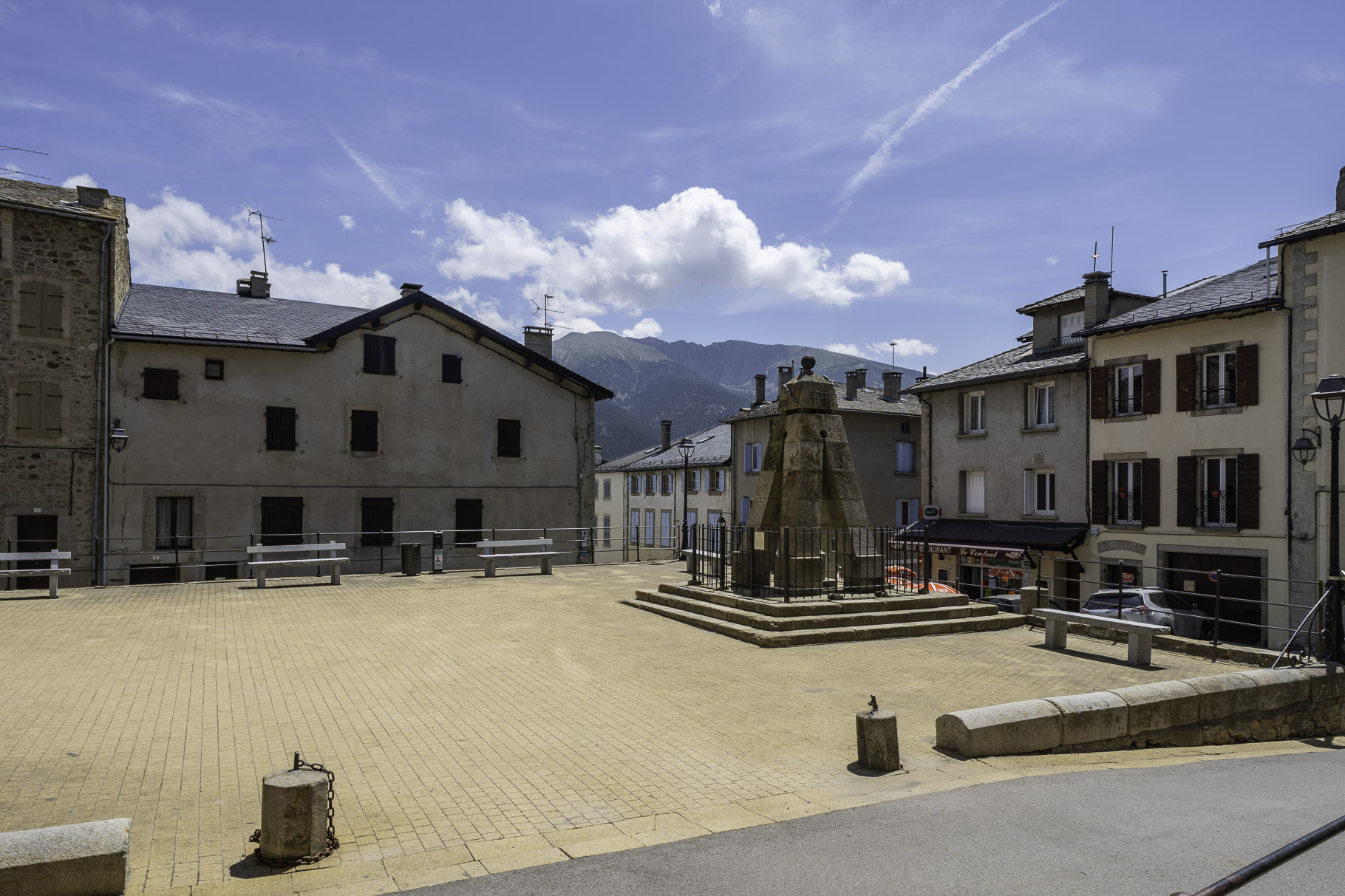 Bild: Vorplatz an der Kirche mit Denkmal zum Ruhm des General Dagobert in Mont-Louis