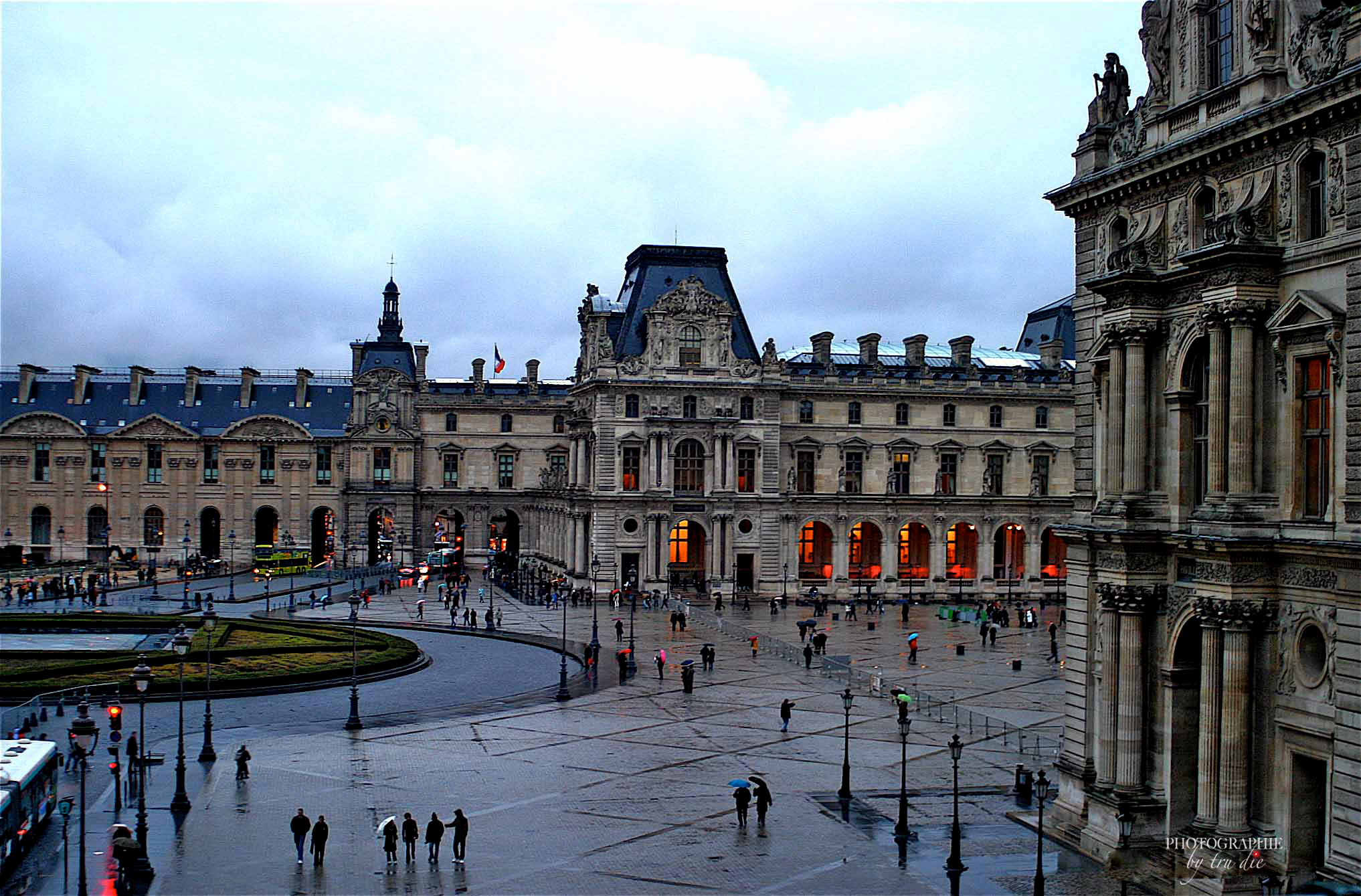 Bild: Louvre Paris mit Glaspyramide  