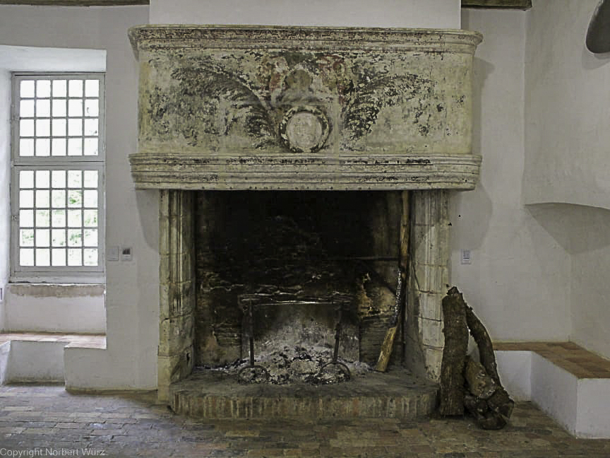 Bild: Kamin in der Wachstube von Château de Ratilly 