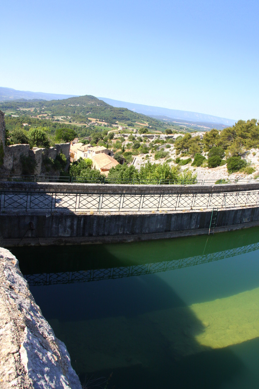 Bild: Stausee mit Staumauer und Blick auf Saint-Saturnin-les-Apt