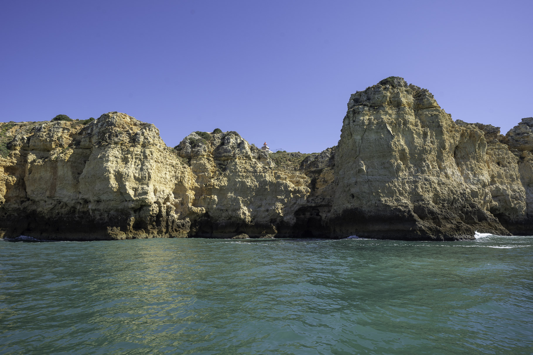 Bild: Bootstour zu der Felsenküste bei Lagos an der Algarve 