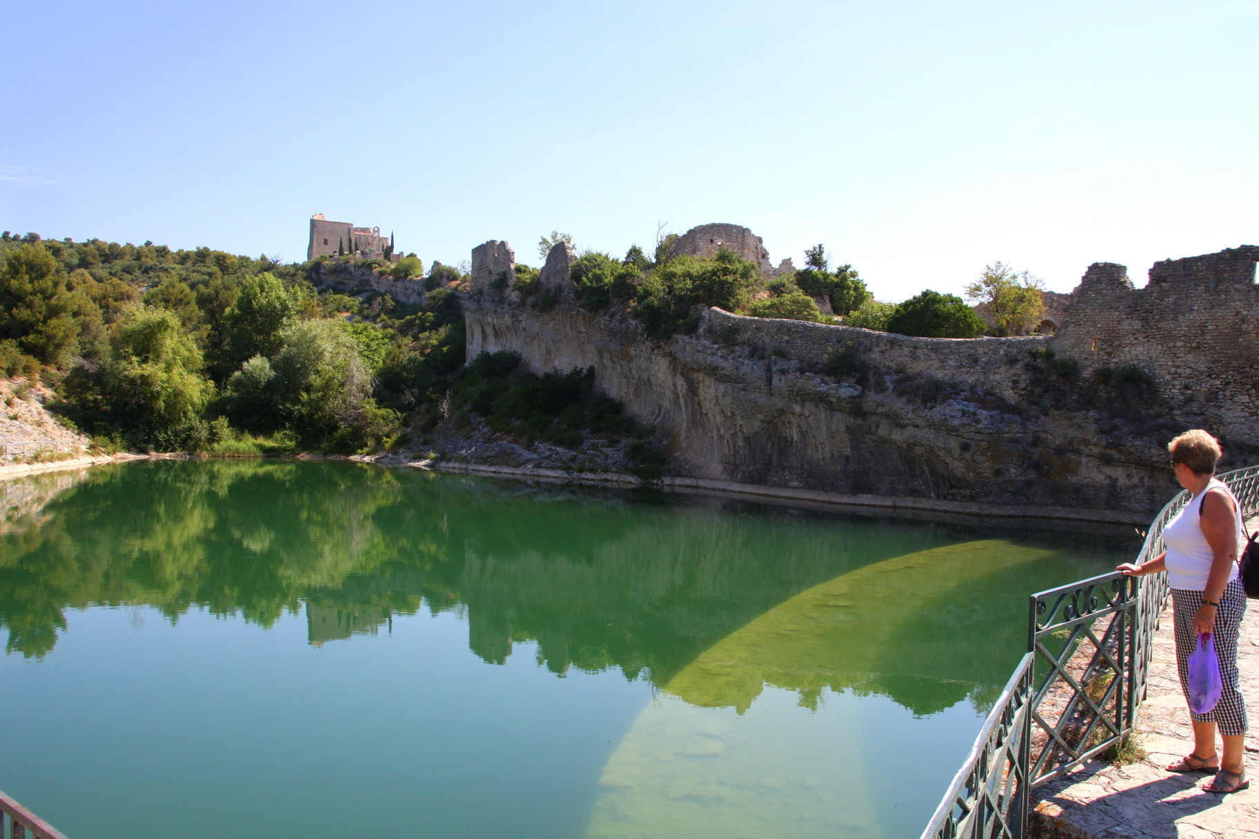 Bild: Stausee mit Blick auf die Schlossruine Saint-Saturnin-les-Apt