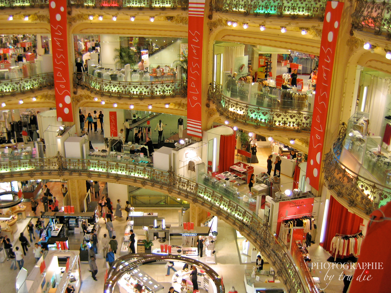 Bild: Galeries Lafayette mit Blick in die Kuppel und Galerien, Paris