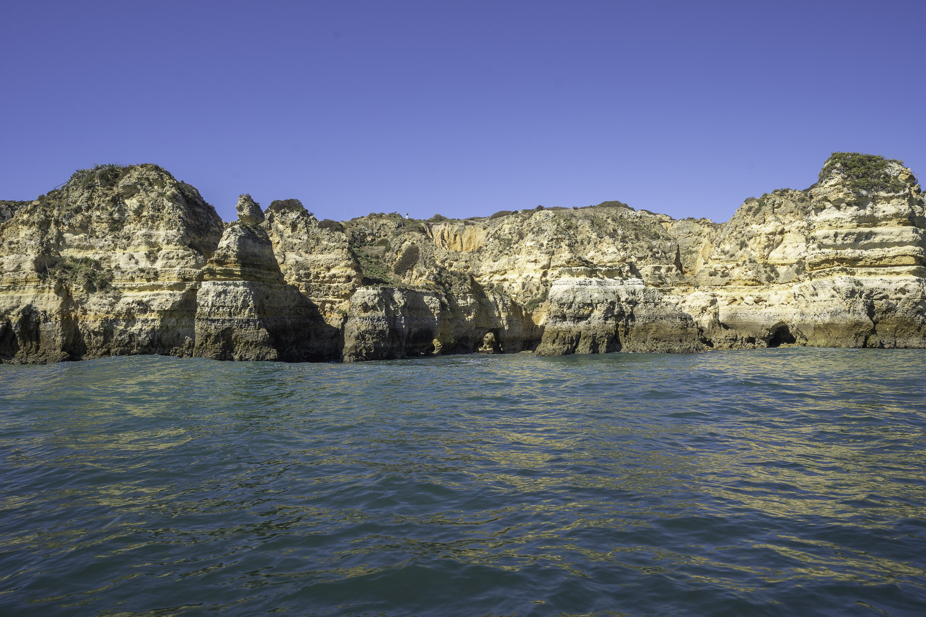 Bild: Bootstour zu der Felsenküste bei Lagos an der Algarve  