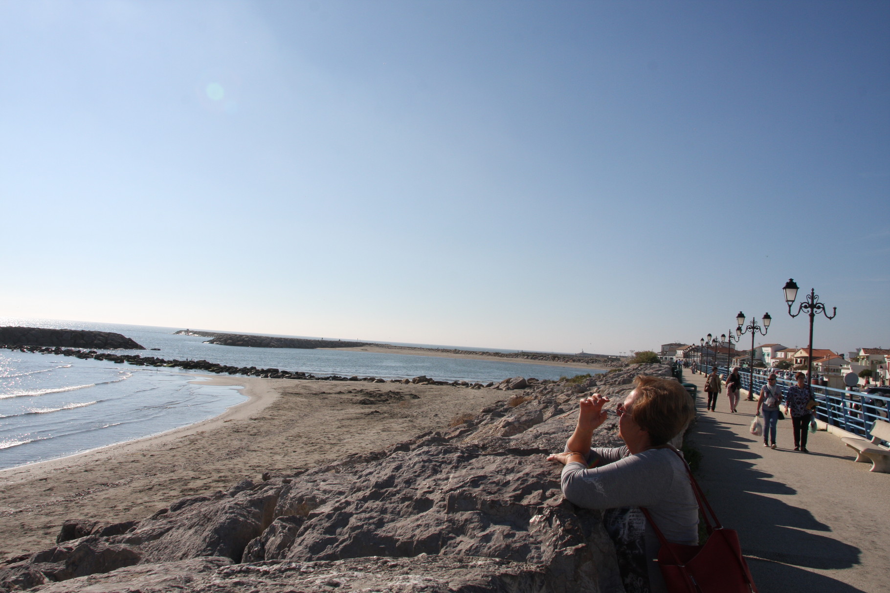 Bild: An der Strandpromenade in Saintes-Maries-de-la-Mer