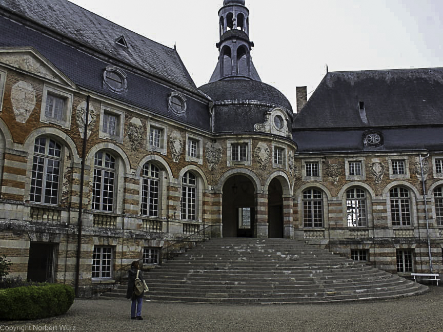 Bild: Im Innenhof des Château de Saint-Fargeau