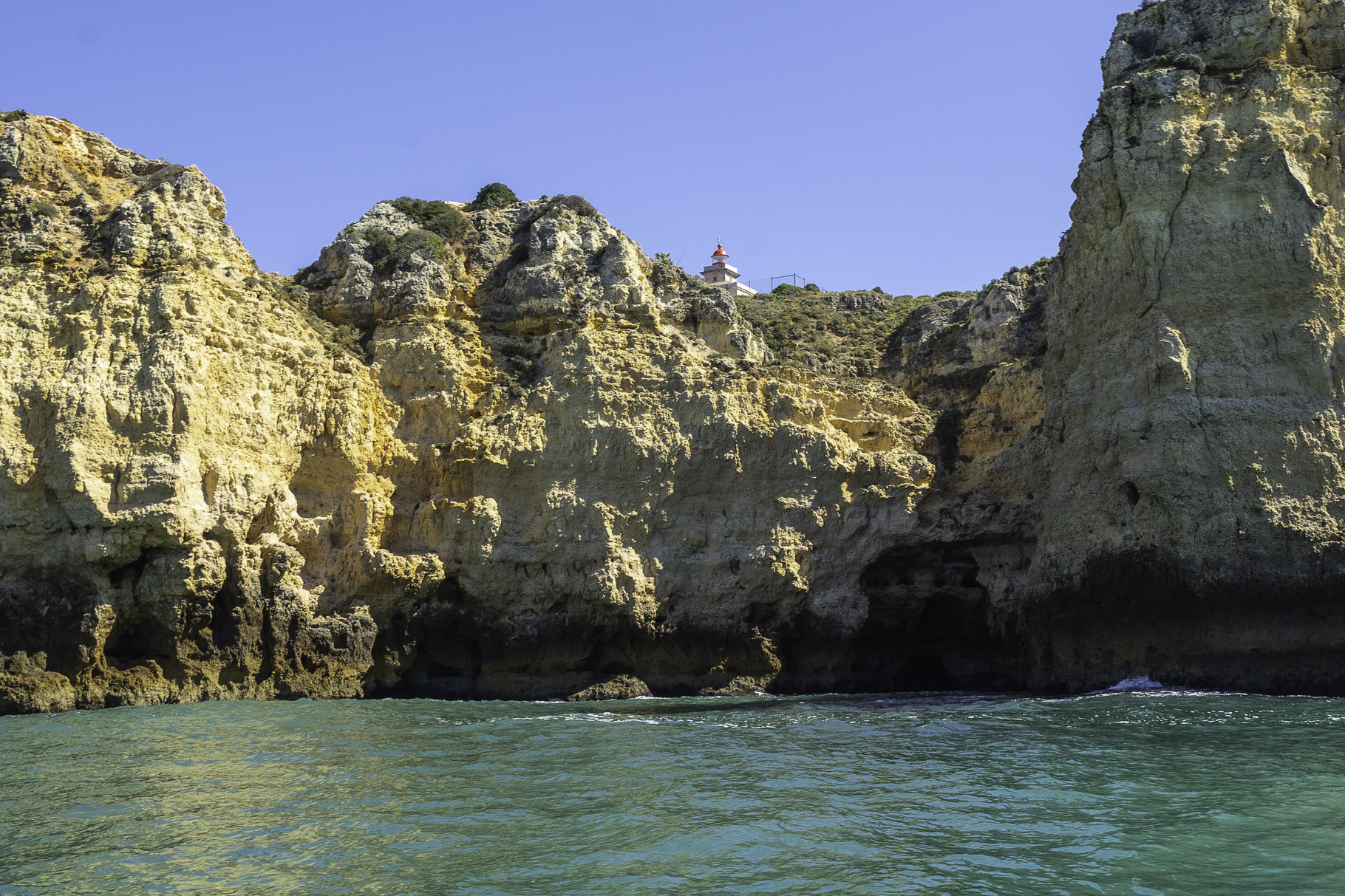 Bild: Bootstour zu der Felsenküste bei Lagos an der Algarve 