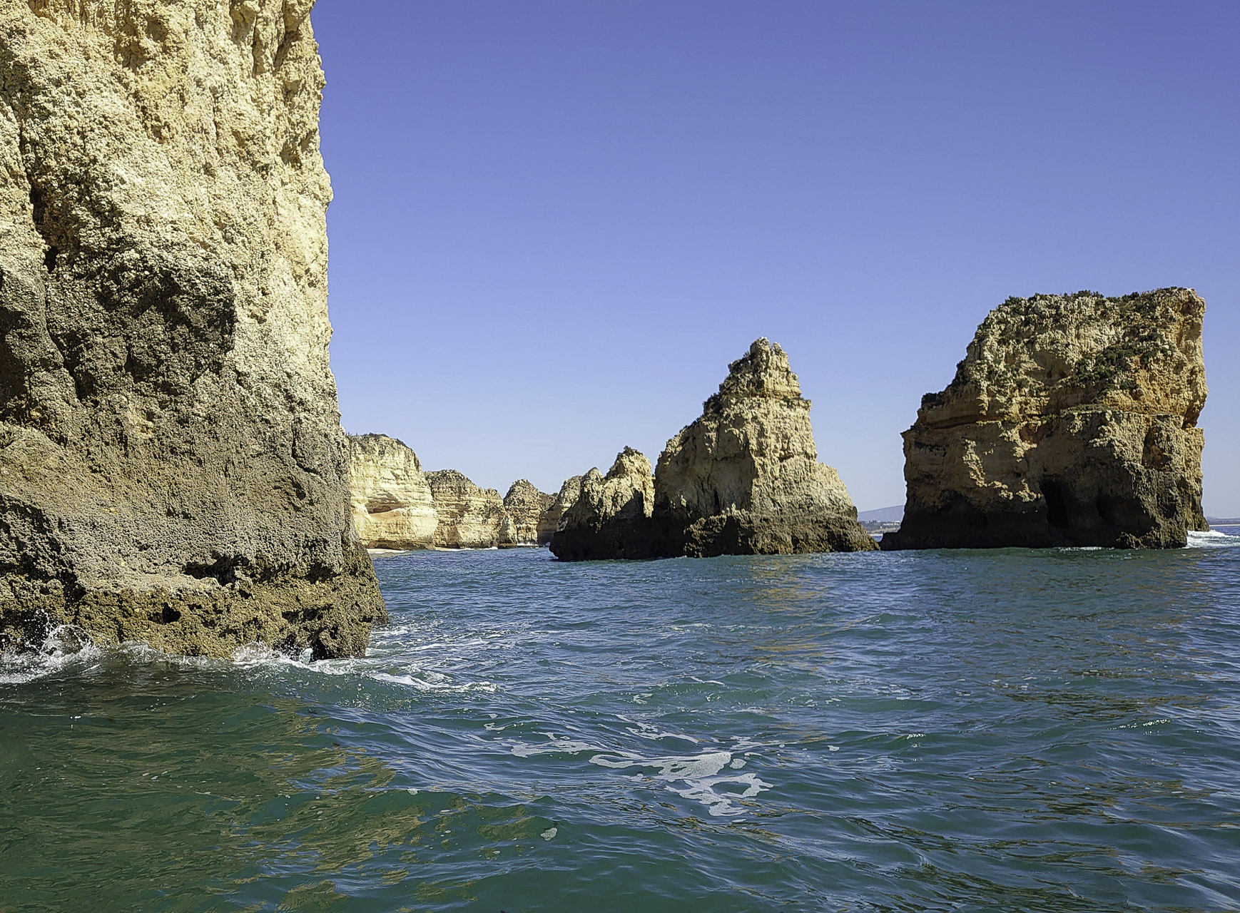 Bild: Bootstour zu der Felsenküste bei Lagos an der Algarve 