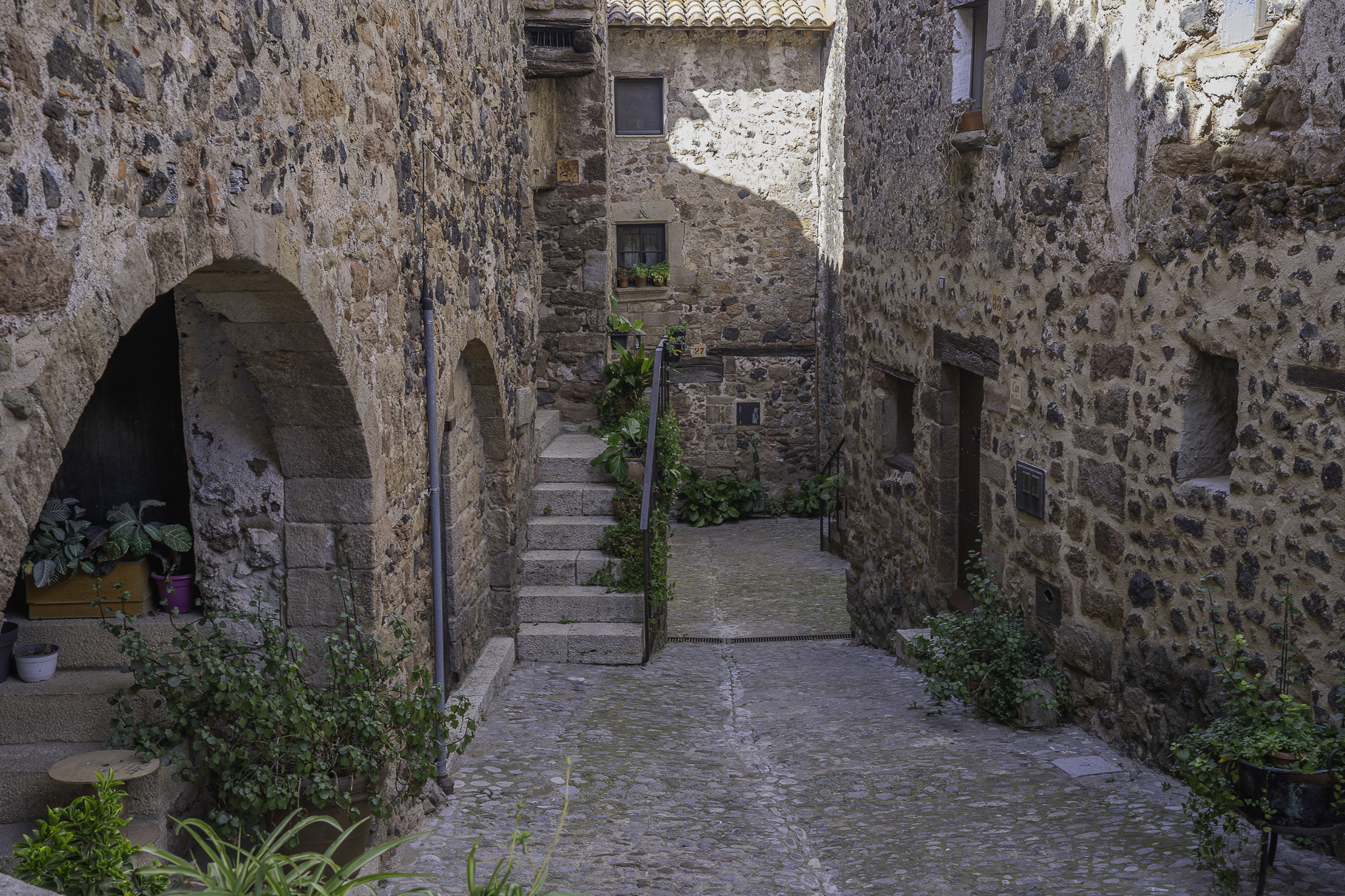 Enge Gassen  bei einem Spaziergang durch Santa Pau