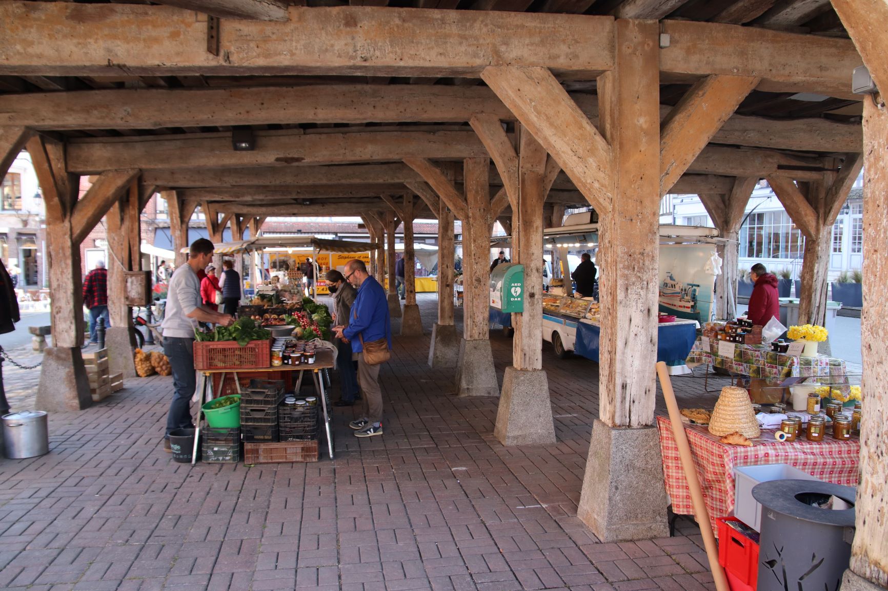 Bild: Markt am Sonntag in der Markhalle von Lyons-la-Forêt (Foto: Jürgen Friedrich)