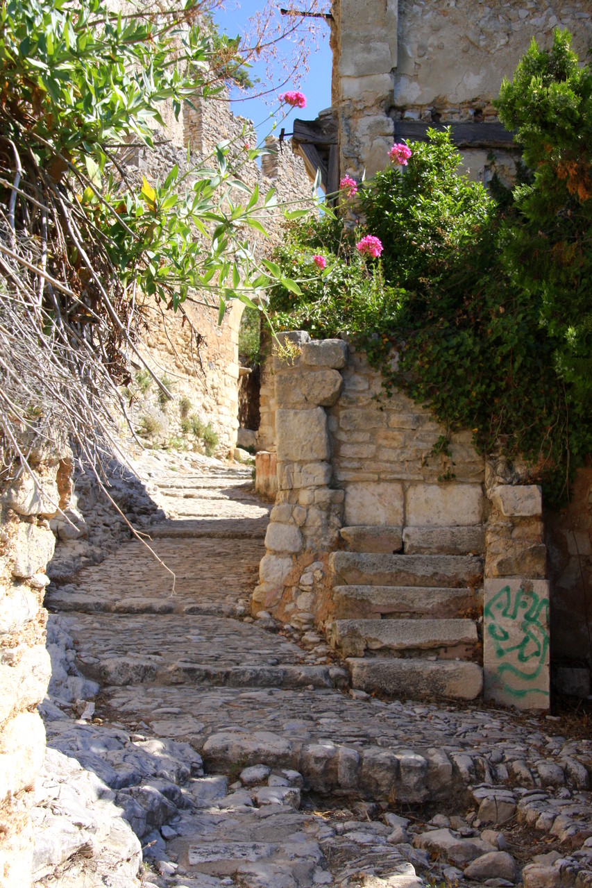 Bild: Einstieg zum Weg zur mittelalterlichen Schlossruine, Saint-Saturnin-les-Apt