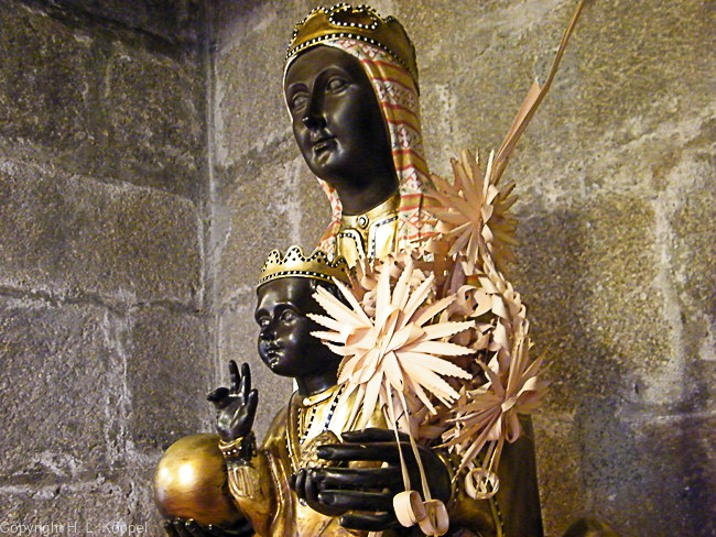 Bild: schwarze Madonna in der Kirche St. Etienne in Ille-sur-Têt