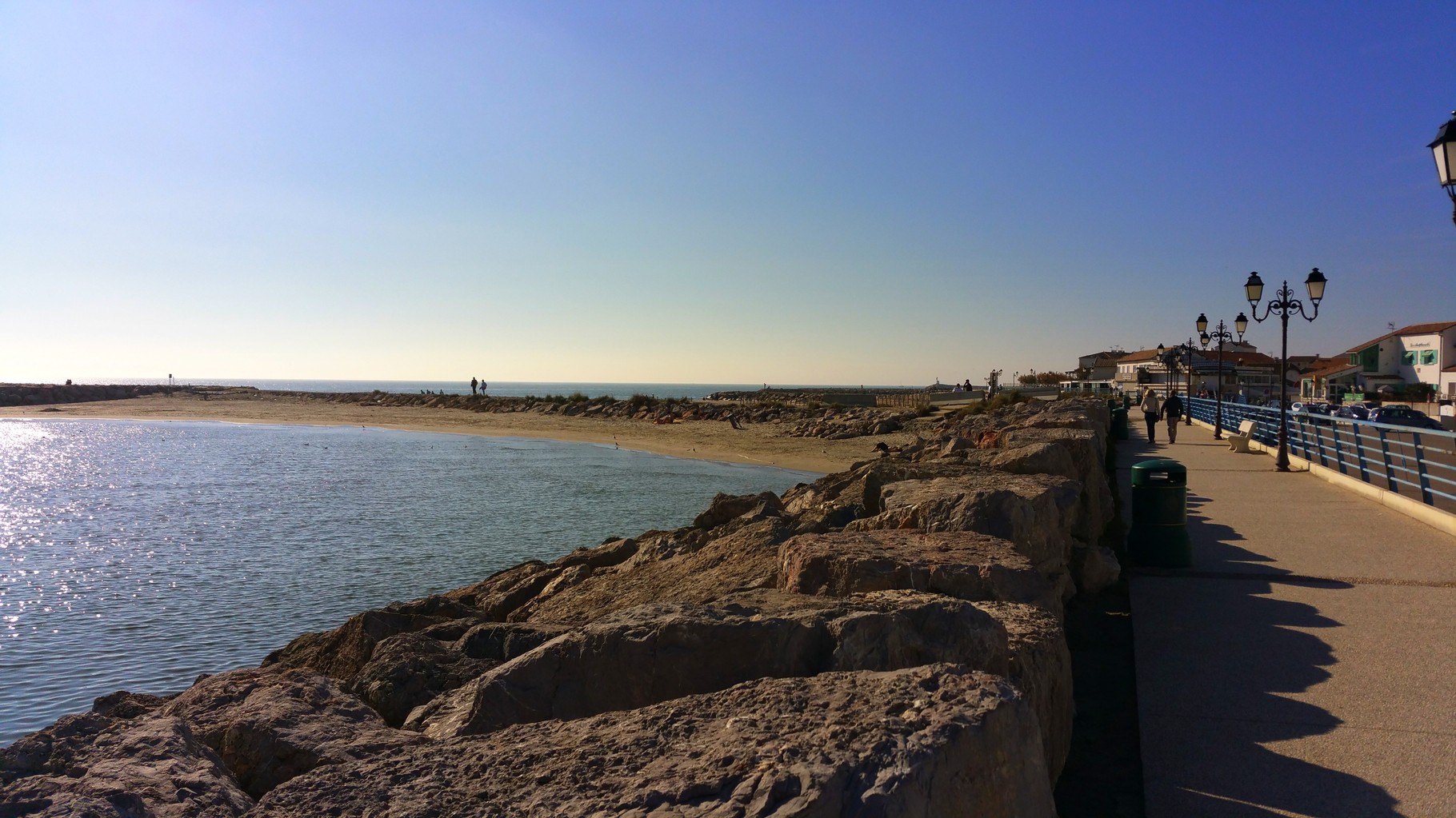 Bild: An der Strandpromenade in Saintes-Maries-de-la-Mer