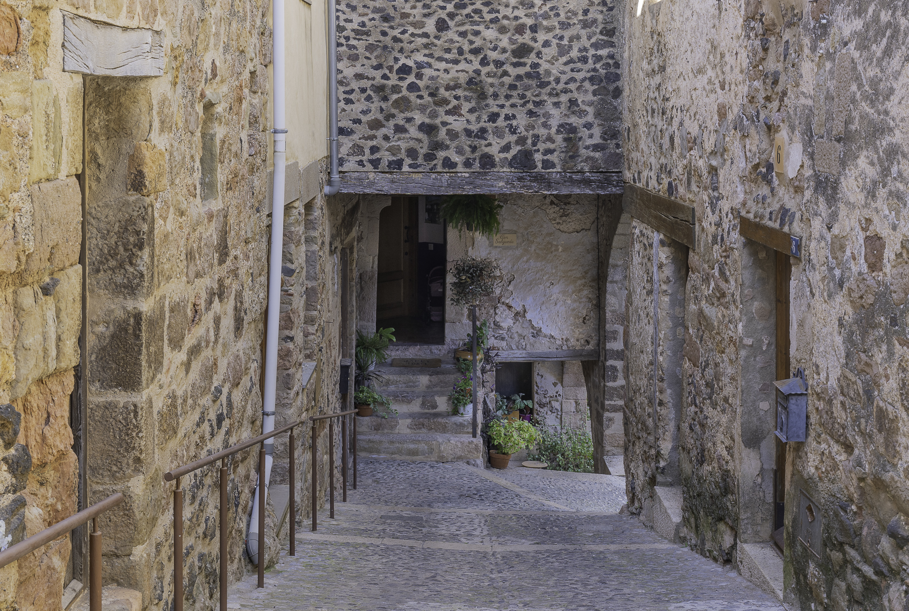 Enge Gassen  bei einem Spaziergang durch Santa Pau