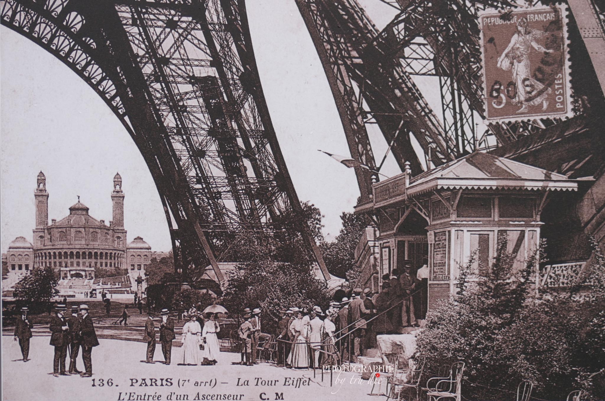 Bild: Foto der alten ausgestellten Fotos auf dem Eiffelturm 