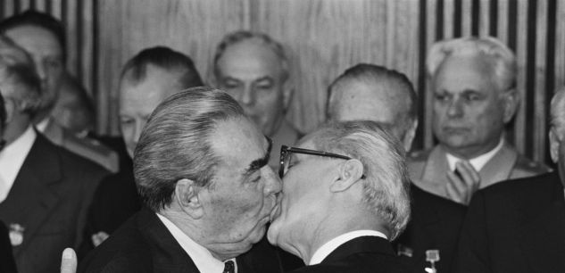 Régis BOSSU, photographie de Brejnev et Honecker, 7 octobre 1979 (à l'occasion du 10è anniversaire de la RDA)