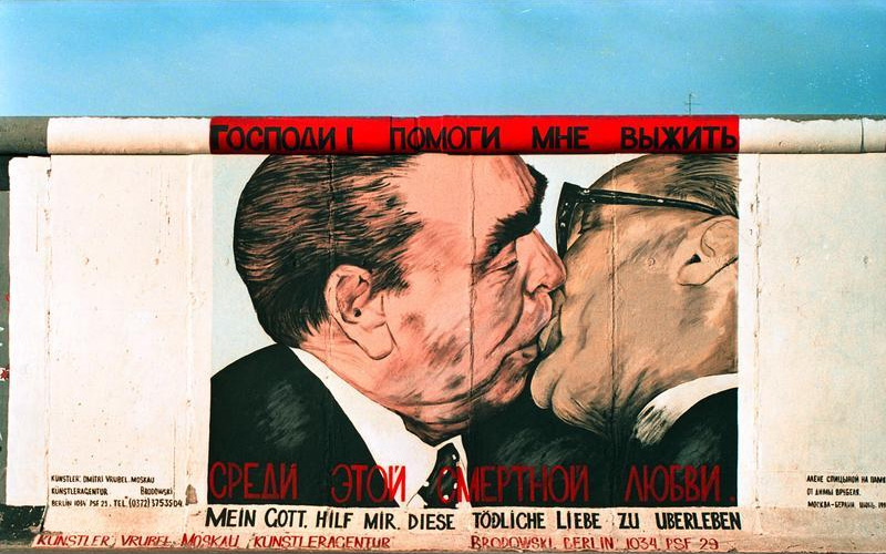 Dmitri VRUBEL, "Mon Dieu, aide-moi à survivre à cet amour mortel", 1979, peinture murale (Baiser fraternel)