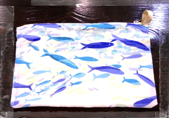 *すずしげな魚の柄のポーチです、マチ無しでバックでもかさばりません。