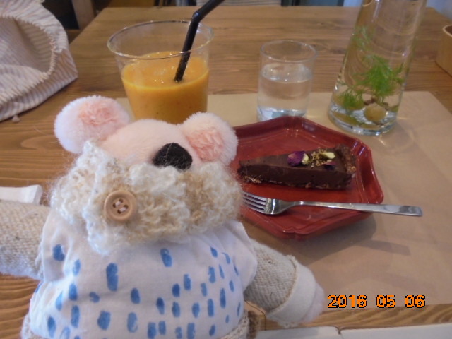 🍓いちごです、ローフーズのチョコレートケーキとオレンジのスムージーは合うね~っ♡🍊