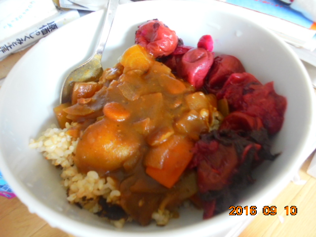 *玄米ご飯にカレーに、何故か頂き物の手作りの梅干しとなります、美味しかったです。