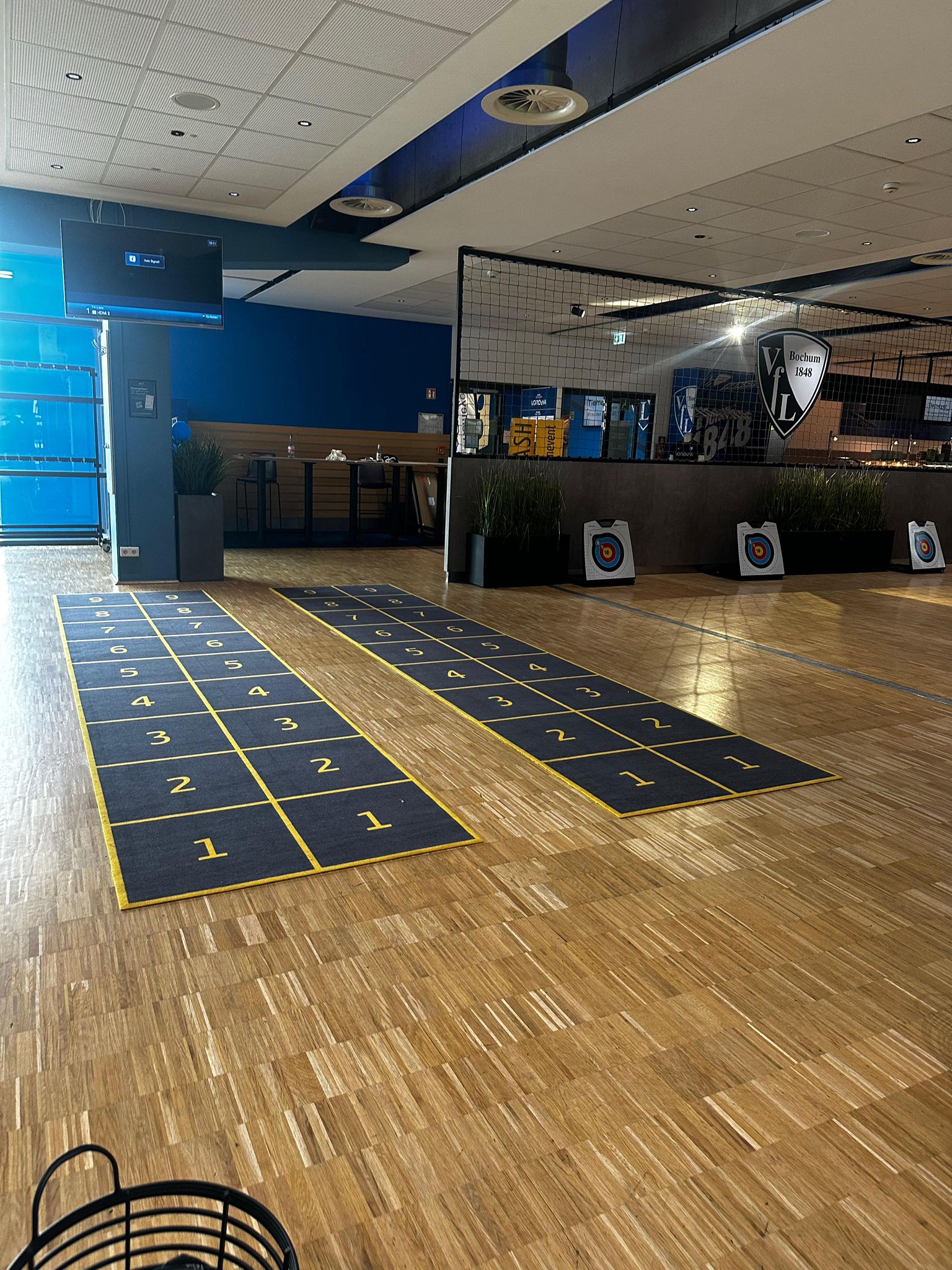 "Wir haben das BASH MOBIL für unser Azubi-Onboarding im Vonovia Ruhrstadion des VfL Bochum 1848 genutzt – ein voller Erfolg! Die lockere Stimmung, das tolle Team und der riesige Spaßfaktor haben unsere Veranstaltung perfekt abgerundet." - Tiemeyer Gruppe