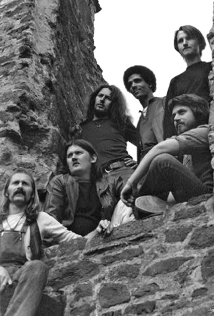 v.l.n.r.: Helmut Spirig (perc), Jürgen "Schorsch" Michele (g) Volker Schmid (viol), Harold Costa (b, voc), Ludger Elsbroek (dr), Jörg Adelberger (sax/fl)