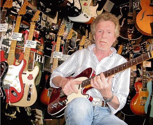 „Ich hab´ nix gemacht“, sagt Leslie Link. Das stimmt natürlich nicht. Der heute 63-Jährige Gitarrist spielte in den 60ern und 70ern in deutschen Star-Bands. Seit 1976 hängt in seinem eigenen Laden quasi der Himmel voller Gitarren.