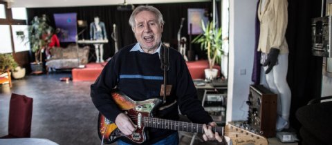 Rebell mit seiner Fender Jaguar, Baujahr 64.  Foto: Michael Schick