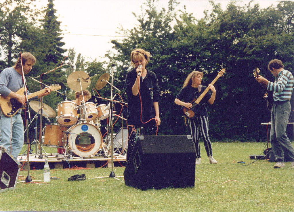 Auftritt in der Suppenschüssel, v.l.n.r.: Franz "Balu" Schmidt (g, voc), Karin Maurer (damals noch Kotzur)(dr), Karen Gonter (voc), Monika Herklotz (b), Stefan Leppkes (g)