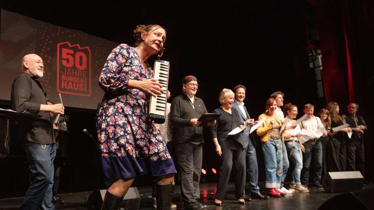 Zum großen Finale mit allen Beteiligten stimmte Sabine Fischmann „Happy Birthday“ von Stevie Wonder an, in das alle einstimmten. Dann knallten die Sektkorken. © strohfeldt