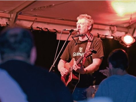 Charismatischer Sänger mit Whiskystimme: Mit seinem Irish-Folk-Rock trifft Paddy Schmidt die richtige Tonart für die Sommerspiele im Biergarten hinter der Stadthalle.