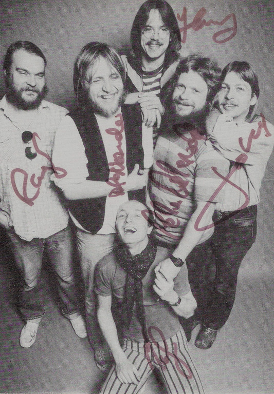 Autogrammkarte: v.l.n.r.: Raimund Salg (g), Ali Neander (g), Mob Böttcher (kniend, dr), Henni Nachtsheim (voc, sax), Peter Osterwold (voc), Joky Becker (b)