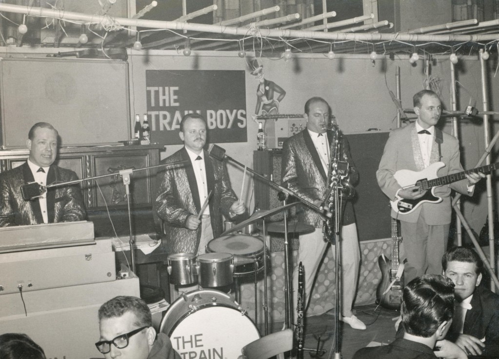 Rechts: Aushilfs-Bassist Heinz Reith (Bruder des Orchesterleiters Dieter Reith)
