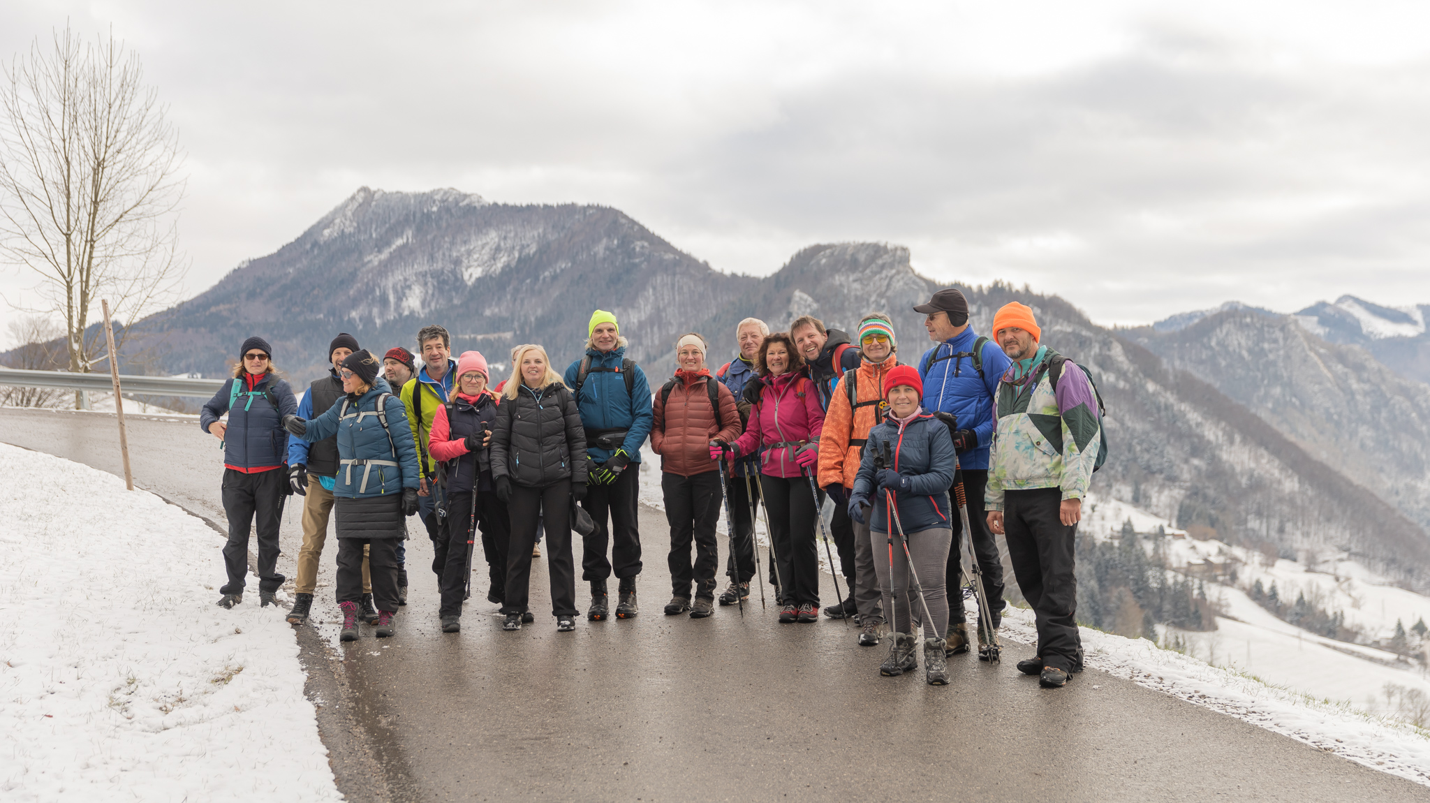 Gruppenfoto vor dem Schieferstein