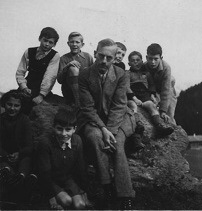 Alfred Siegfried mit jenischen Kindern
