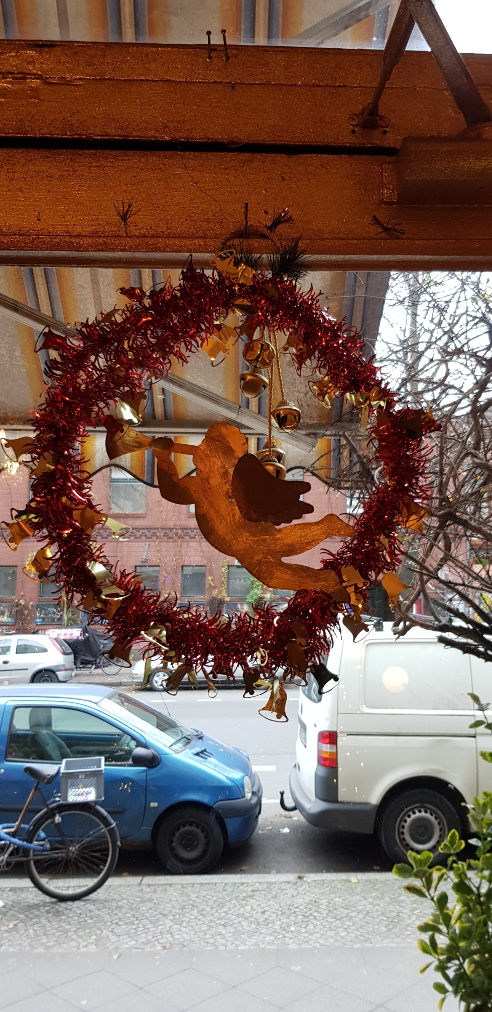 Und wieder engelsgleich hinaus auf die Strasse