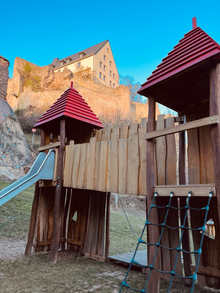 Spielplatz an der Ebernburg – Toben mit Blick auf die Burg