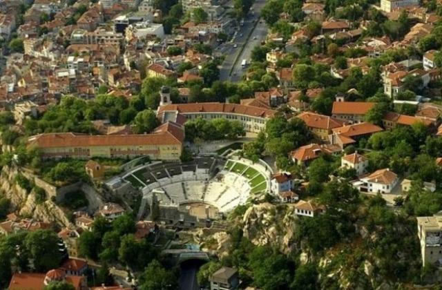 Photo aérienne du théâtre antique de Plovdiv et ses Trois collines, avec le tunnel routier en dessous. Aujourd'hui, les ruines des quartiers de luxe romains se trouvent à l'extérieur du tunnel routier sous le théâtre. Crédit: Darik Plovdiv